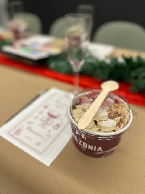 Bol de acai Amazonia con cuchara de madera sobre la mesa del taller